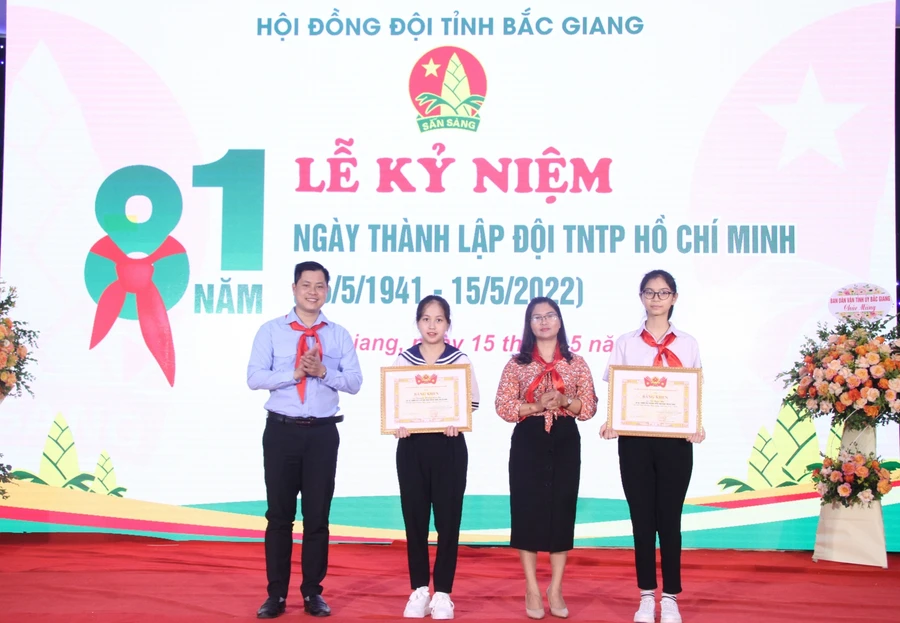  Ban Tổ chức đã trao Giải thưởng Kim Đồng cho học sinh.