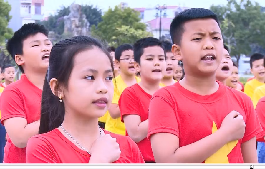 Hoạt động dưới cờ nhiều ý nghĩa của học sinh trường Tiểu học Tân Mỹ (thành phố Bắc Giang).