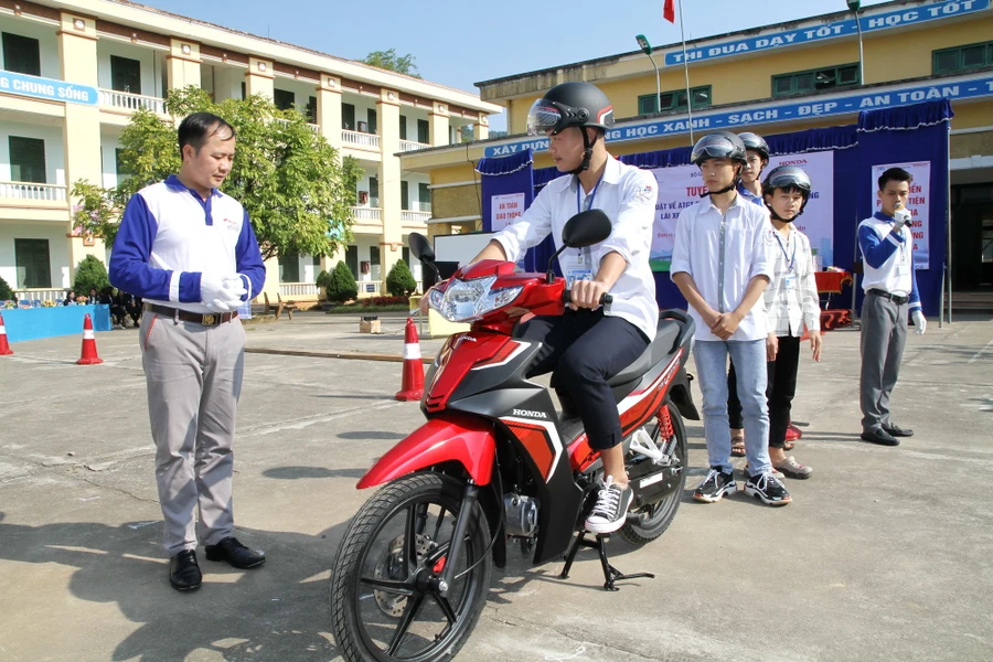 Học sinh Trường THPT Ngân Sơn (Bắc Kạn) được hướng dẫn lái xe an toàn