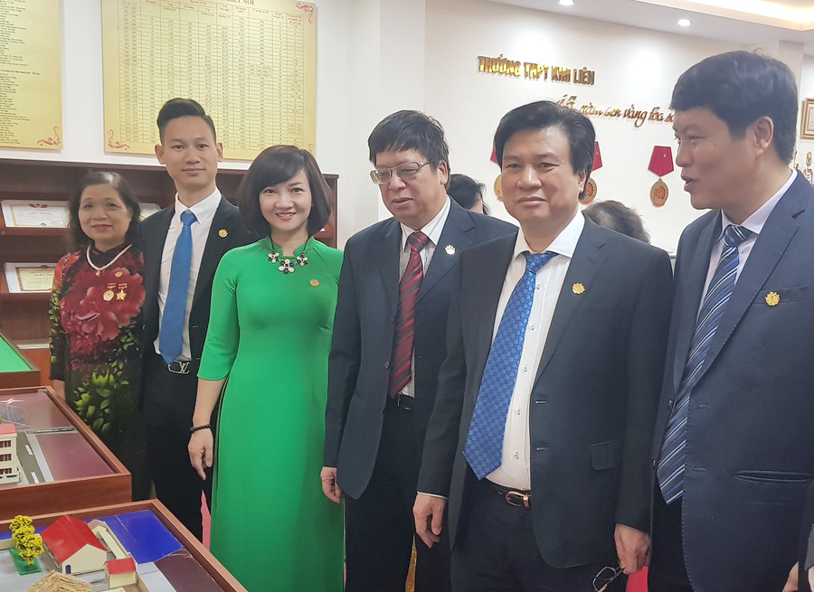 Thứ trưởng Nguyễn Hữu Độ tham quan phòng truyền thống của trường Kim Liên Thứ trưởng Nguyễn Hữu Độ tham quan phòng truyền thống của trường Kim Liên