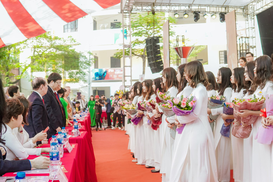 45 học sinh Trường Kim Liên tri ân các thế hệ thầy cô giáo trong lễ kỉ niệm 45 học sinh Trường Kim Liên tri ân các thế hệ thầy cô giáo trong lễ kỉ niệm