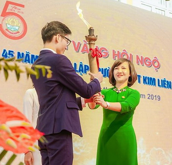 Học sinh Trường THPT Kim Liên thực hiện nghi thức rước đuốc truyền thống Học sinh Trường THPT Kim Liên thực hiện nghi thức rước đuốc truyền thống