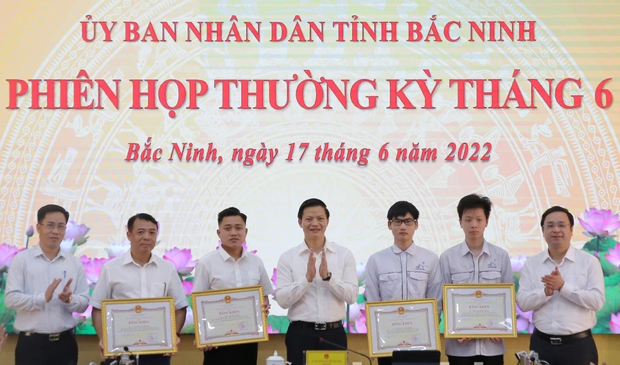 Phó Chủ tịch Thường trực UBND tỉnh Bắc Ninh - Vương Quốc Tuấn trao bằng khen cho học sinh và cá nhân có thành tích cao.