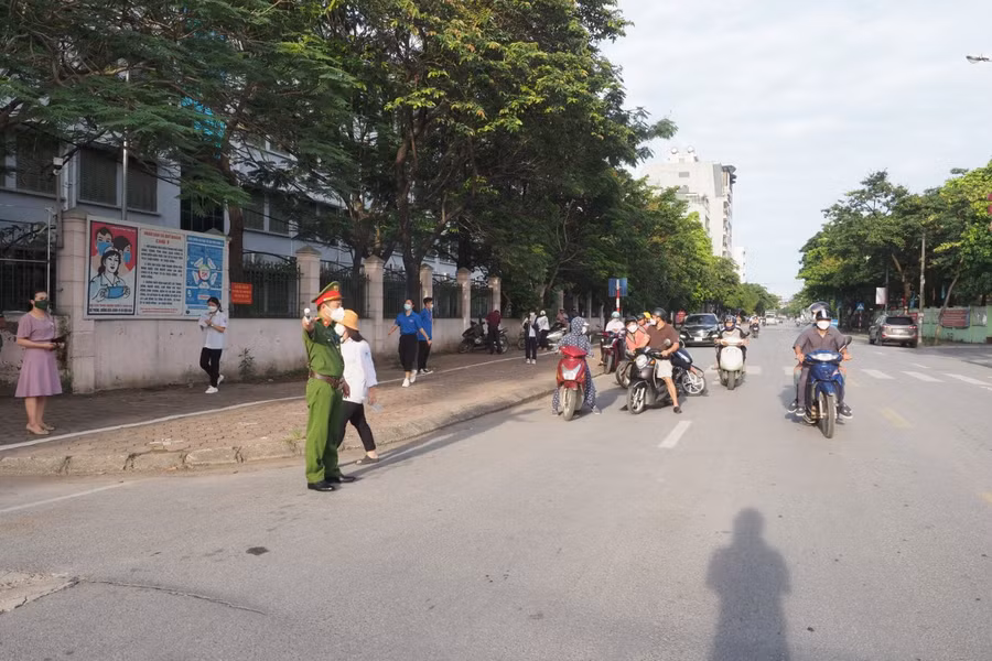 Lực lượng Công an "đội nắng" đảm bảo trật tự an toàn giao thông khu vực điểm thi.