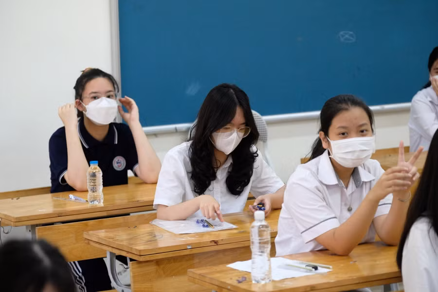 Thí sinh tự tin trước giờ làm bài thi.