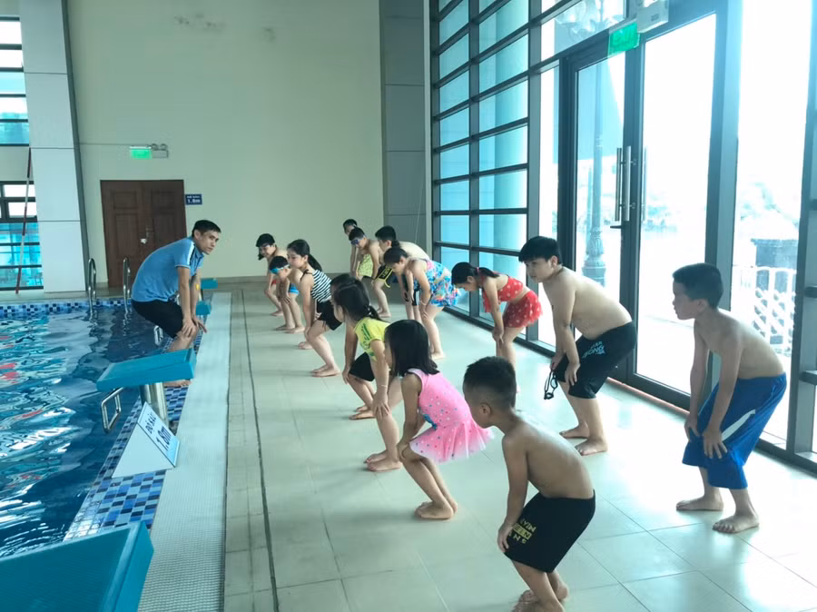 Học sinh trường Tiểu học Võ Thị Sáu (thành phố Bắc Giang) khởi động trước khi vào học bơi.