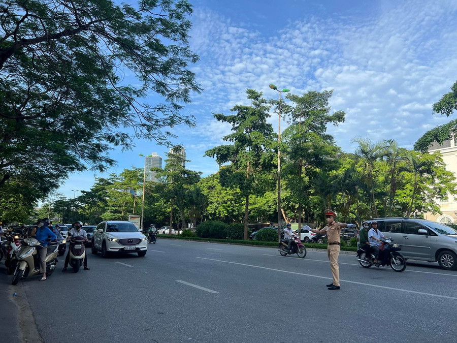 Lực lượng CSGT túc trực phân luồng đảm bảo giao thông thông suốt.