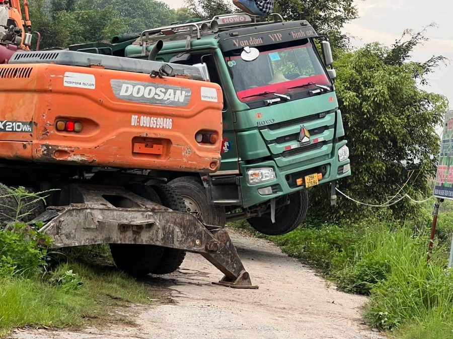 Lực lượng chức năng yêu cầu lái xe khắc phục hiện trạng vi phạm.