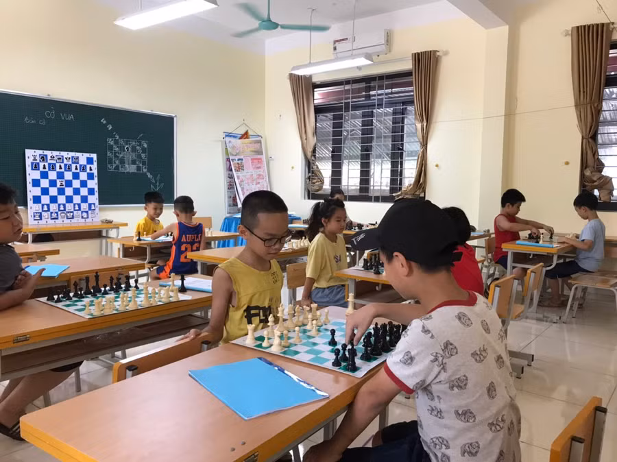 Học sinh trường Tiểu học Lê Lợi (thành phố Bắc Giang) tranh tài lớp cờ vua.