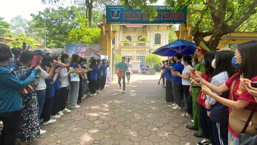 Lực lượng tình nguyện viên, phụ huynh, công an động viên thí sinh hoàn thành bài thi đầu tiên.