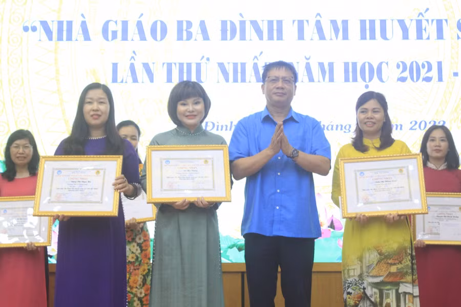 Ban tổ chức trao ba giải Nhất gồm: Trần Thị Hồng Loan - GV trường Mẫu giáo số 5, Lê Thu Trang - GV trường TH Thành Công B và Đặng Thị Ngọc Hà - GV trường THCS Thăng Long.