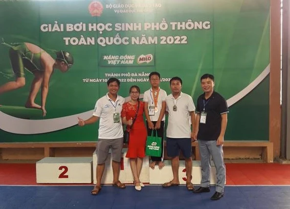 Thầy cô chúc mừng Vũ Đình Huy Hoàng - Trường Tiểu học Vô Tranh số 1 giàng Huy chương giải bơi.