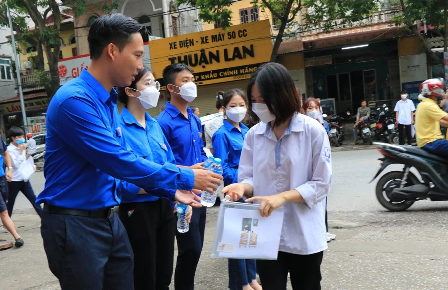 Phó Bí thư Tỉnh đoàn Bắc Ninh - Nguyễn Bảo Đại trực tiếp tham gia tiếp sức, cổ vũ cho các thí sinh bình tĩnh, tự tin vượt qua kỳ thi.