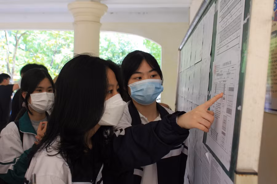 Thí sinh kiểm tra lại số báo danh, phòng thi trước khi vào phòng thi sáng 15/6.