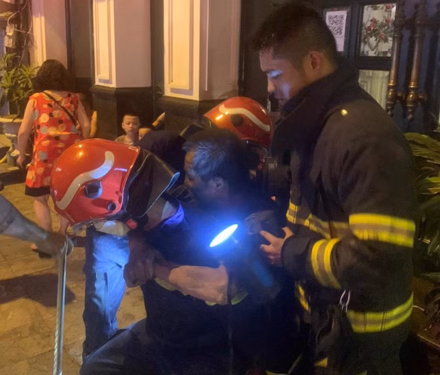 Lực lượng chức năng kịp thời đưa người mắc kẹt ra khỏi đám cháy.