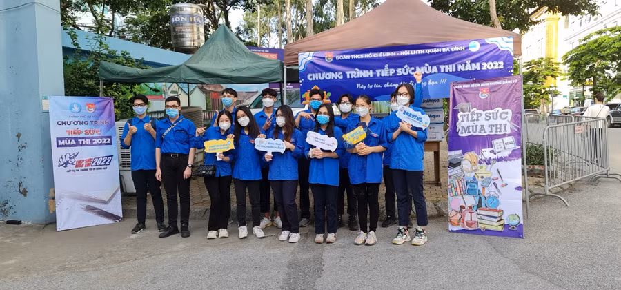 Thanh niên tình nguyện có mặt sớm tại điểm thi trường THPT Nguyễn Trãi - Ba Đình để động viên, hỗ trợ thí sinh.