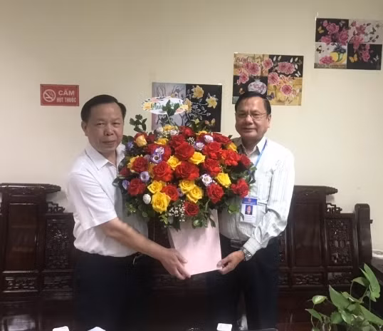 Phó Giám đốc Sở GD&ĐT Bắc Giang - Nguyễn Văn Thêm (bên phải) chúc mừng tân Chánh Văn phòng Sở GD&ĐT - Lưu Hải An.