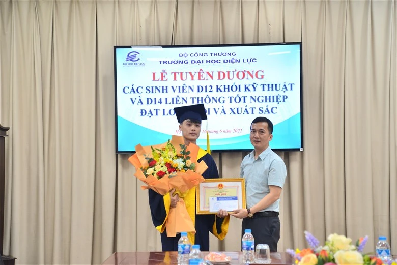 TS. Trương Nam Hưng trao giấy khen và tặng hoa cho sinh viên xuất sắc toàn khóa, Thủ khoa Trường Đại học Điện lực Khối Kỹ thuật.