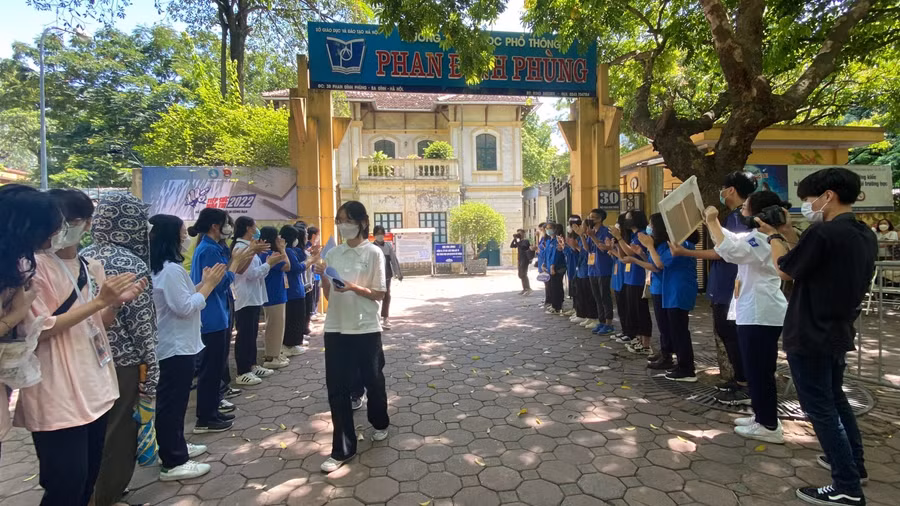 Cùng với thăm hỏi, tình nguyện viên gửi lời chúc thí sinh đạt điểm cao tại kỳ thi.