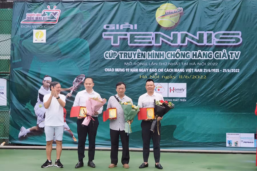 Ông Triệu Văn Thìn - Chủ tịch Hội chống hàng giả Hà Nội tặng hoa các đơn vị tài trợ.