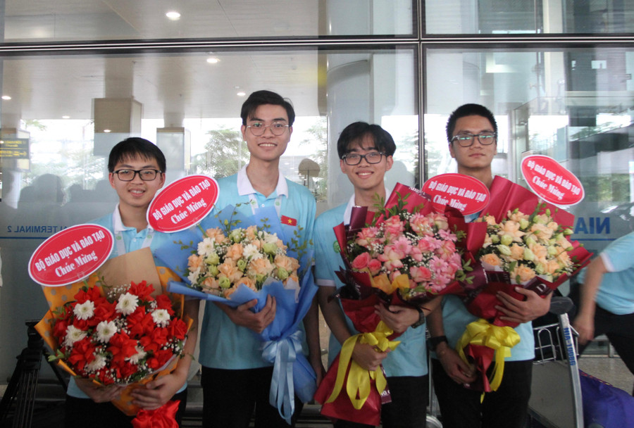 4 thí sinh của đội tuyển Olympic Sinh học quốc tế 4 thí sinh của đội tuyển Olympic Sinh học quốc tế