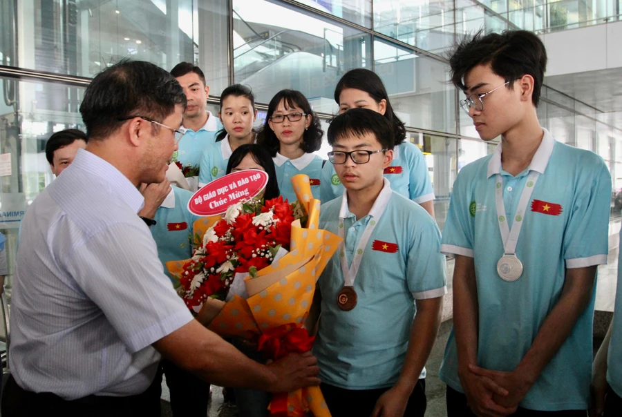 Ông Lê Mỹ Phong tặng hoa chúc mừng đoàn