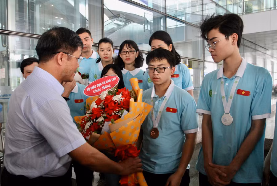 Ông Lê Mỹ Phong tặng hoa chúc mừng đoàn