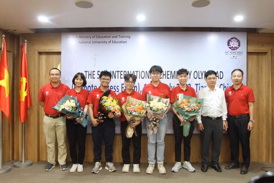 Đại diện Bộ GDĐT tặng hoa chúc mừng đội tuyển