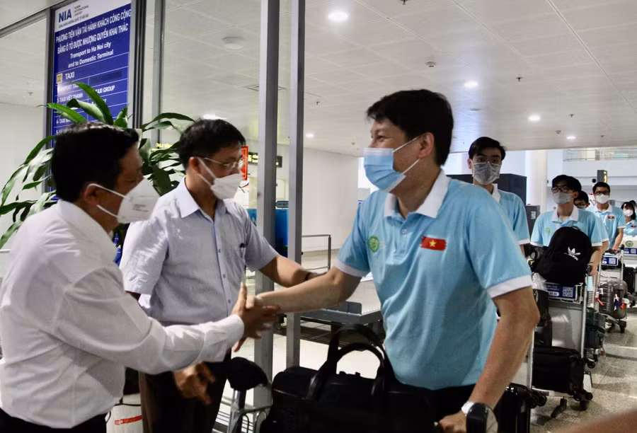 Lãnh đạo Cục Quản lý chất lượng đón đoàn tại sân bay Nội Bài