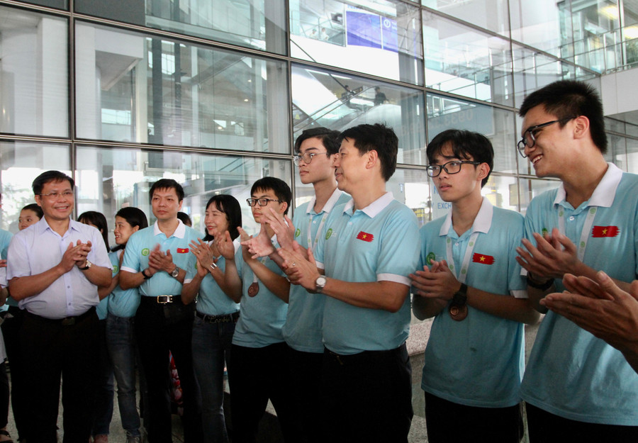 Đội tuyển Olympic Sinh học vượt qua nhiều khó khăn để đạt được thành tích xuất sắc Đội tuyển Olympic Sinh học vượt qua nhiều khó khăn để đạt được thành tích xuất sắc