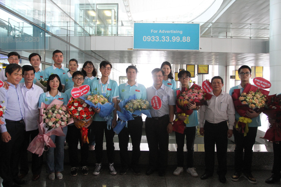 Lãnh đạo Cục Quản lý chất lượng tặng hoa chúc mừng đoàn Lãnh đạo Cục Quản lý chất lượng tặng hoa chúc mừng đoàn