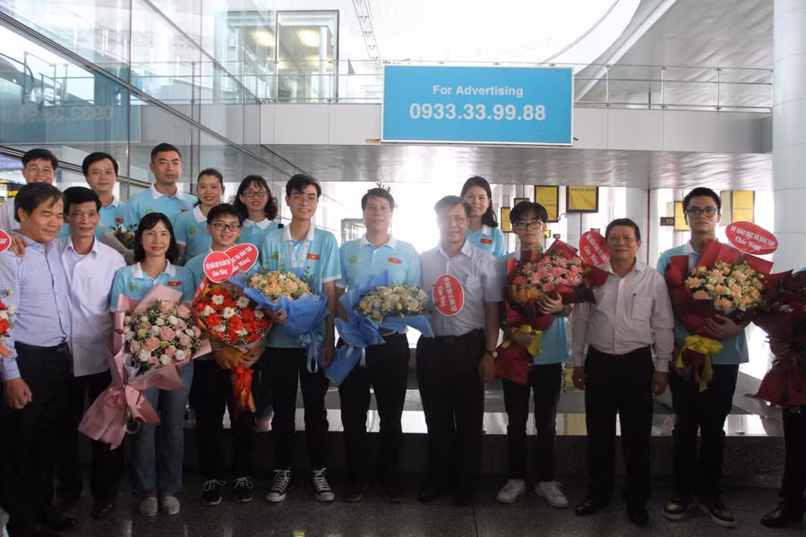 Lãnh đạo Cục Quản lý chất lượng tặng hoa chúc mừng đoàn