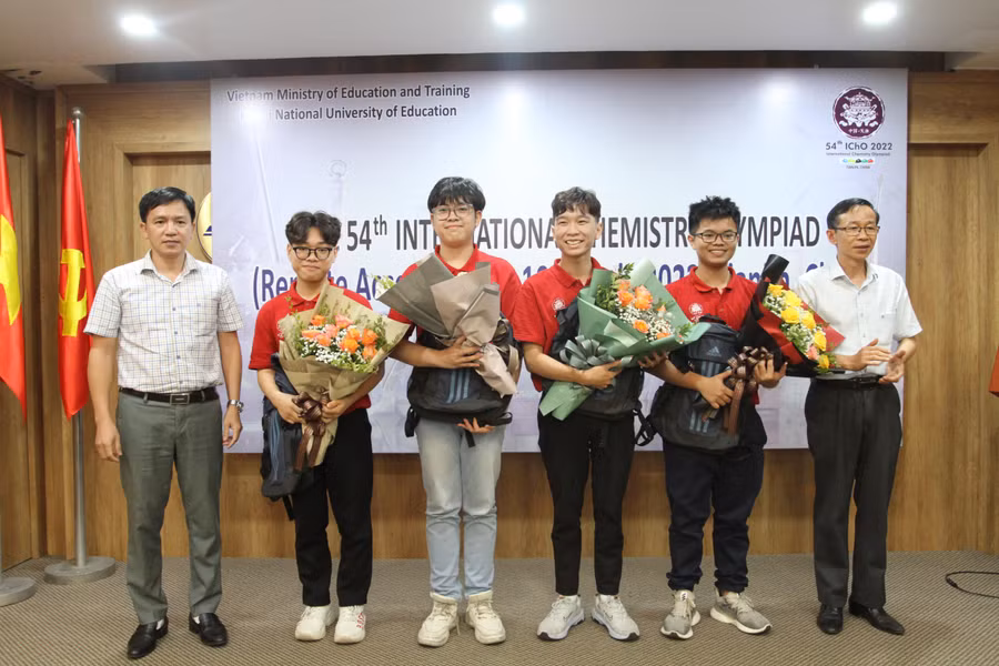 Lãnh đạo Trường Đại học Sư phạm Hà Nội tặng hoa chúc mừng 4 thí sinh