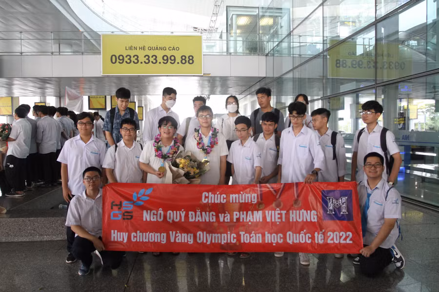 Thầy cô, bạn bè chúc mừng thành tích của các học sinh