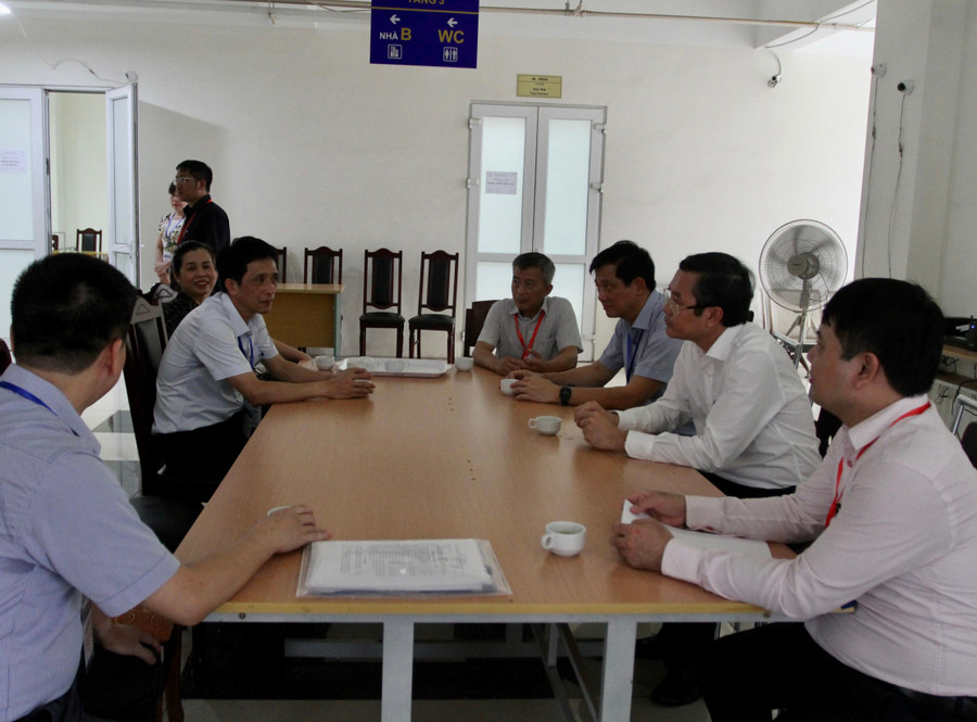 Thứ trưởng Nguyễn Văn Phúc làm việc với lãnh đạo điểm chấm thi