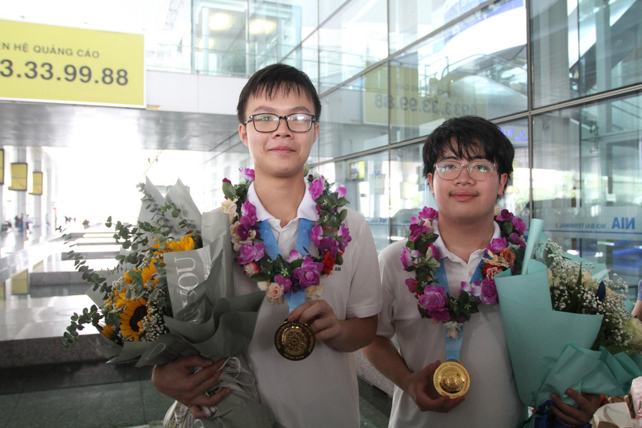 Chủ nhân 2 chiếc huy chương Vàng IMO 2022: Phạm Việt Hưng (trái), Ngô Quý Đăng. Chủ nhân 2 chiếc huy chương Vàng IMO 2022: Phạm Việt Hưng (trái), Ngô Quý Đăng.