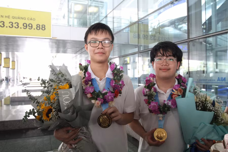 Chủ nhân 2 chiếc huy chương Vàng IMO 2022: Phạm Việt Hưng (trái), Ngô Quý Đăng.