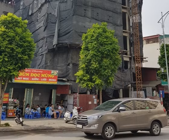 Công trình cạnh số 68 đường Trần Đăng Ninh (phường Dịch Vọng) có dấu hiện sai phép.