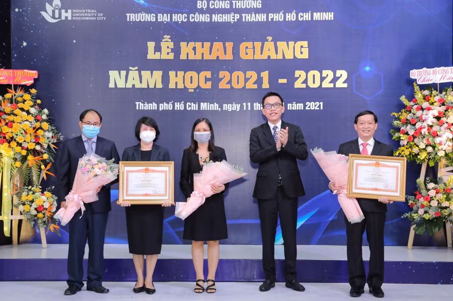 Ông Nguyễn Xuân Hồng -Phó hiệu trưởng (nguyên Trưởng phòng Tổ chức - Hành chính) và Khoa Kế toán - Kiểm toán IUH nhận Bằng khen của Thủ tướng Chính phủ tại buổi lễ.