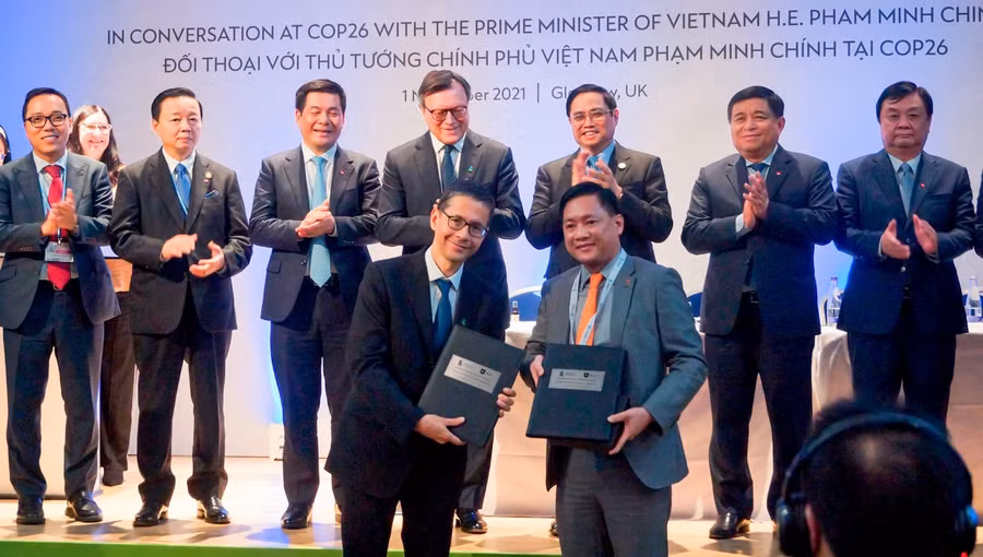 Tập đoàn Giáo dục Văn Lang ký kết hợp tác với Ngân hàng Standard Chartered Việt Nam .