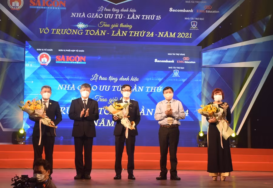 Ban tổ chức tặng hoa cám ơn các nhà tài trợ: Tập đoàn EMG Education, Ngân hàng Sài Gòn Thương Tín Sacombank, Trường ĐH Nguyễn Tất Thành.