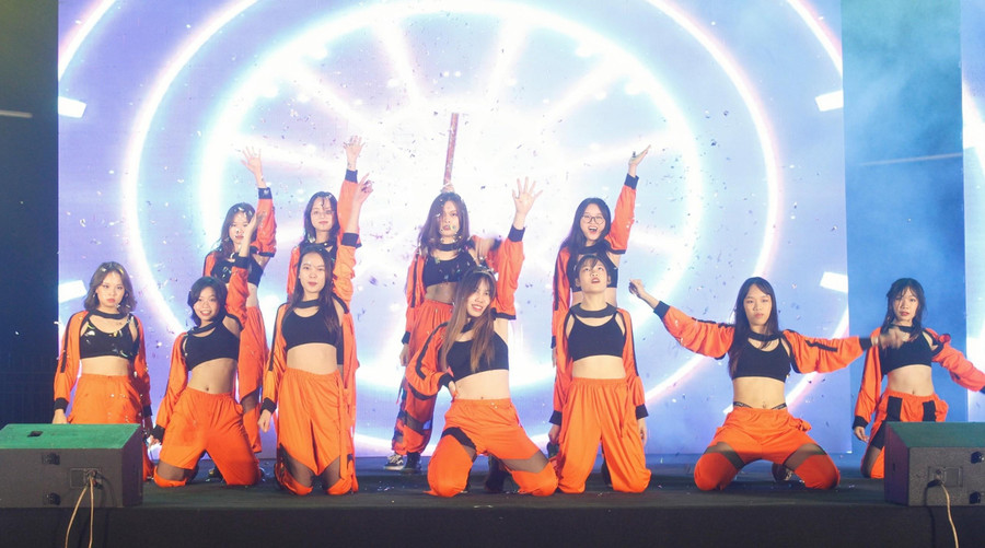 Sôi nổi các tiết mục văn nghệ tại chương trình.