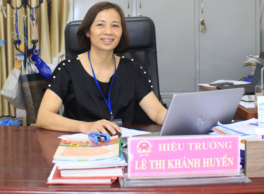 Cô Lê Thị Khánh Huyền - Hiệu trưởng Trường THCS Ninh Sơn (huyện Việt Yên) trao đổi với Báo GD&amp;TĐ.