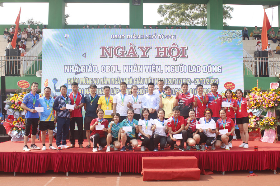 Lãnh đạo thành phố Từ Sơn trao huy chương và chúc mừng vận động viên, đơn vị tham dự.