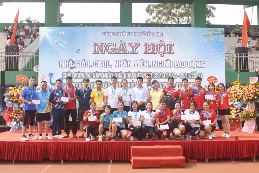 Lãnh đạo thành phố Từ Sơn trao huy chương và chúc mừng vận động viên, đơn vị tham dự.