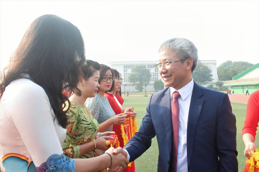 Ông Nguyễn Văn Dũng - Trưởng phòng GD&ĐT TP Từ Sơn trao cờ lưu niệm và động viên các đội tham dự.