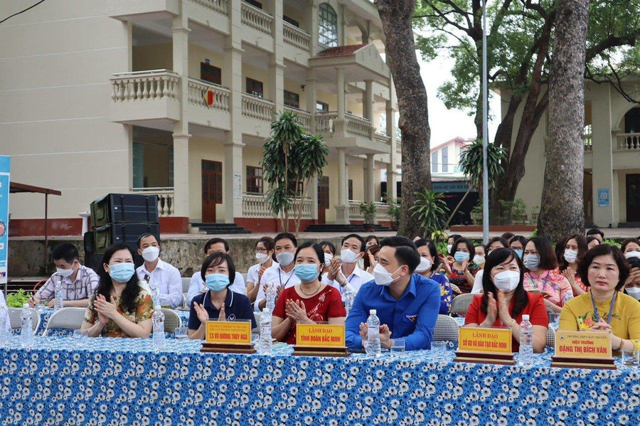 Công tác hướng nghiệp được Trường THPT Hàn Thuyên chú trọng triển khai ngay từ đầu năm học. Công tác hướng nghiệp được Trường THPT Hàn Thuyên chú trọng triển khai ngay từ đầu năm học.