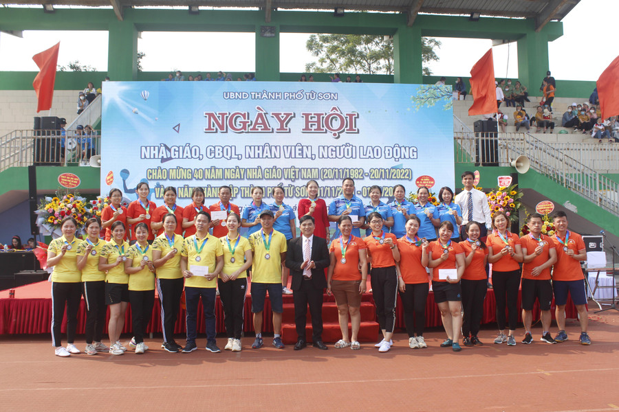 Ông Ngô Văn Thuận - Phó trưởng phòng GD&amp;ĐT Tp Từ Sơn trao huy chương và chúc mừng vận động viên, đơn vị tham dự ngày hội.