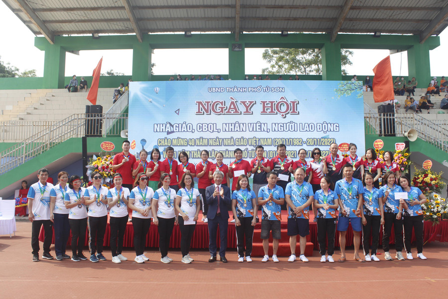 Ông Nguyễn Văn Dũng - Trưởng phòng GD&amp;ĐT thành phố Từ Sơn trao huy chương và chúc mừng các vận động viên, đơn vị tham dự ngày hội.