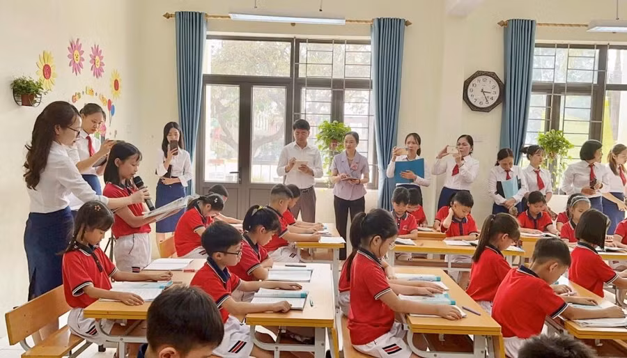 Hình ảnh các em học sinh đọc bài theo hình thức cá nhân.